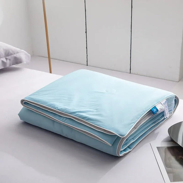 Couverture légère et double face, offrant un confort rafraîchissant pour les nuits d'été.