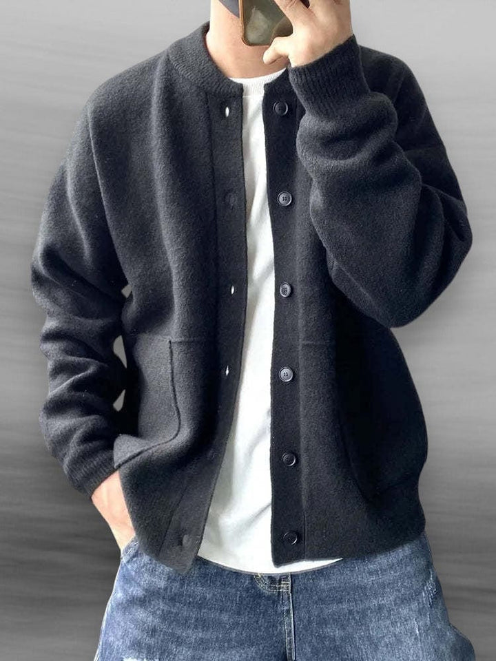 Cardigan homme à boutons, coupe ample décontractée. Vêtement masculin confortable pour un style intemporel.