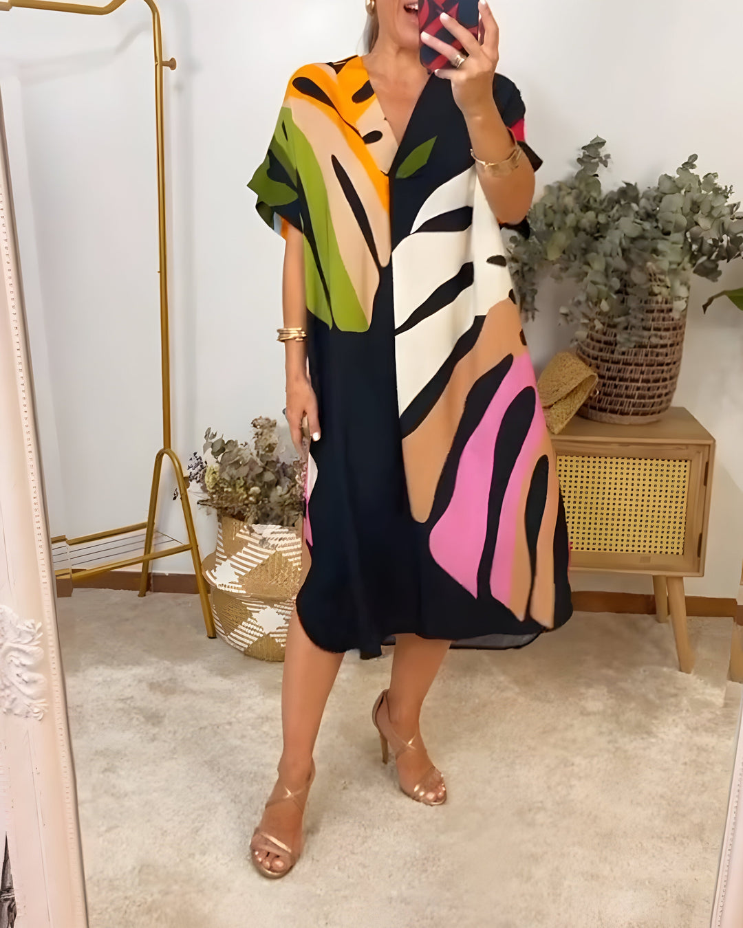 Robe femme ample imprimé feuillage, col V décontracté, fluide et confortable pour l'été.