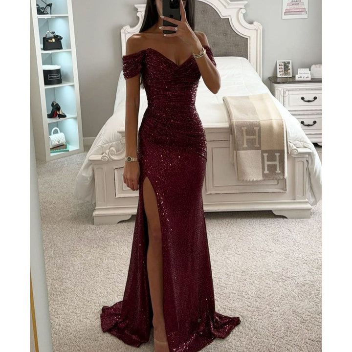 Robe longue femme brillante fendue, épaules dénudées. Parfaite pour soirée élégante et glamour ou cérémonie.