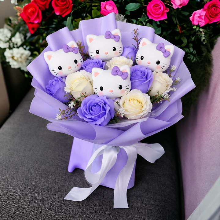 Arrangement floral synthétique coloré et vif avec petits chatons, un bouquet décoratif pour la maison.