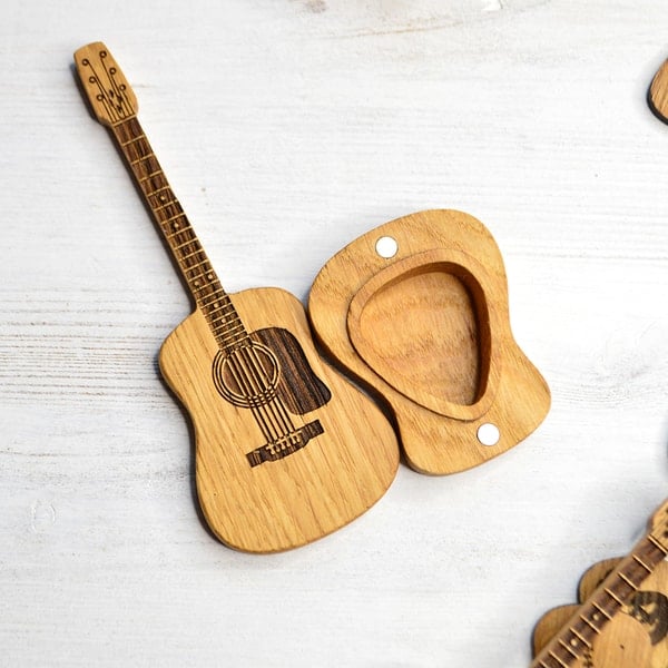 Support médiators guitare en chêne. Rangement artisanal pour collectionneurs et un bureau musical organisé.