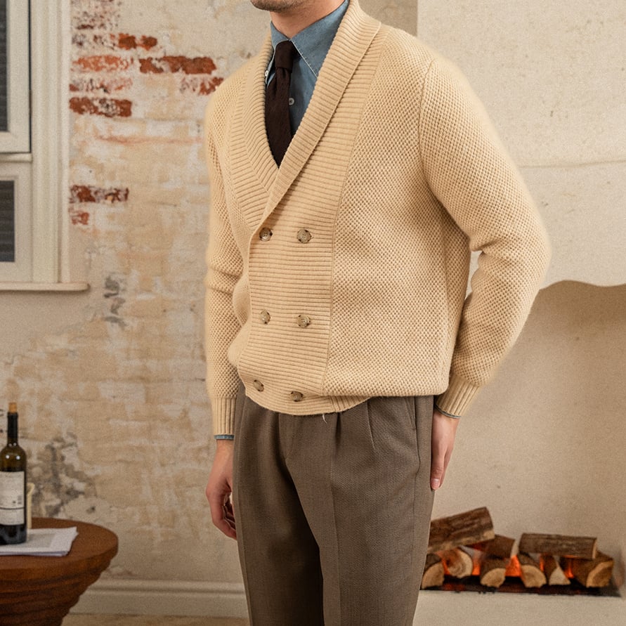 Cardigan croisé chic pour homme, style classique et élégant, parfait pour un confort sophistiqué en hiver.