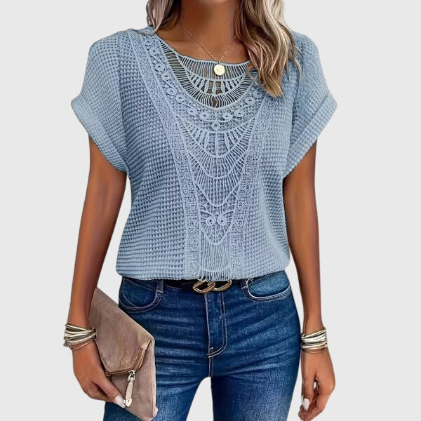 Blouse femme estivale style Ibiza, élégante, confortable, dentelle fine, idéale pour un look chic décontracté.