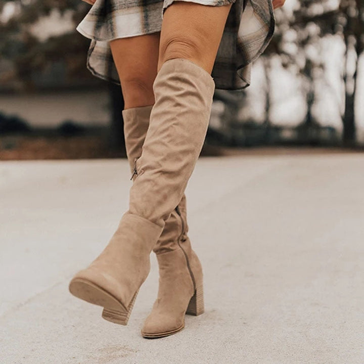 Chaussures bottes cuissardes femme Niva mode, alliant élégance et confort pour un style tendance cet hiver.