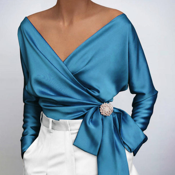 Haut femme Davina luxueux, tissu doux. Chemisier féminin élégant, idéal pour un look chic d'automne.