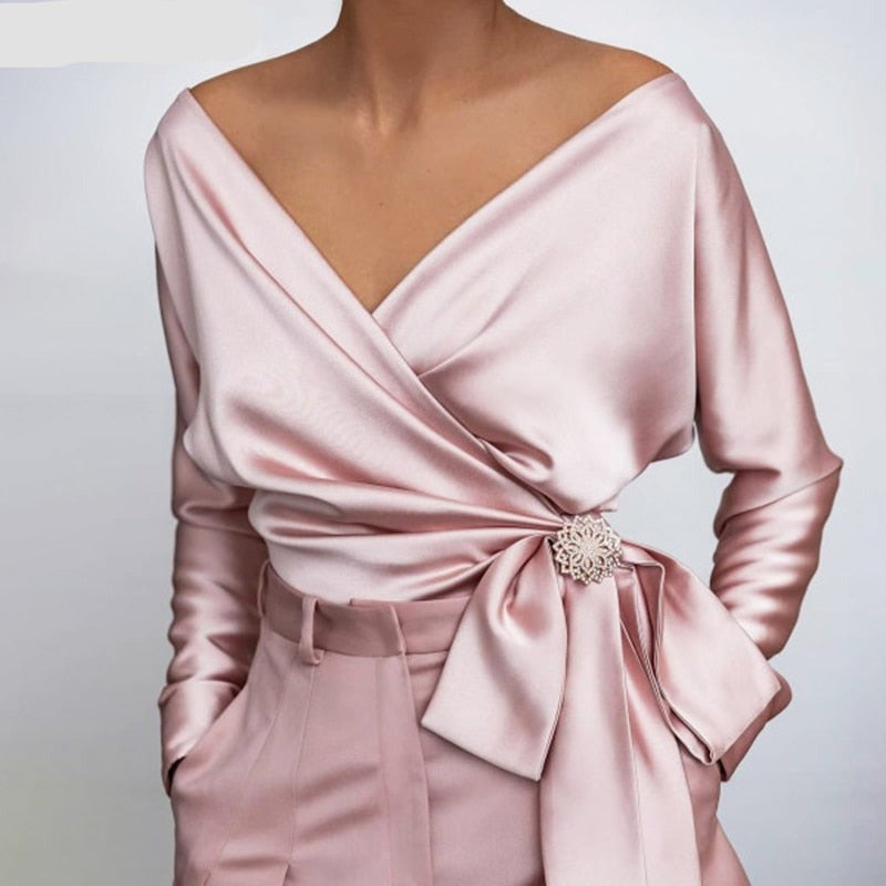 Chemisier femme Davina, col élégant et manches sophistiquées. Haut féminin chic et luxueux pour la mode.