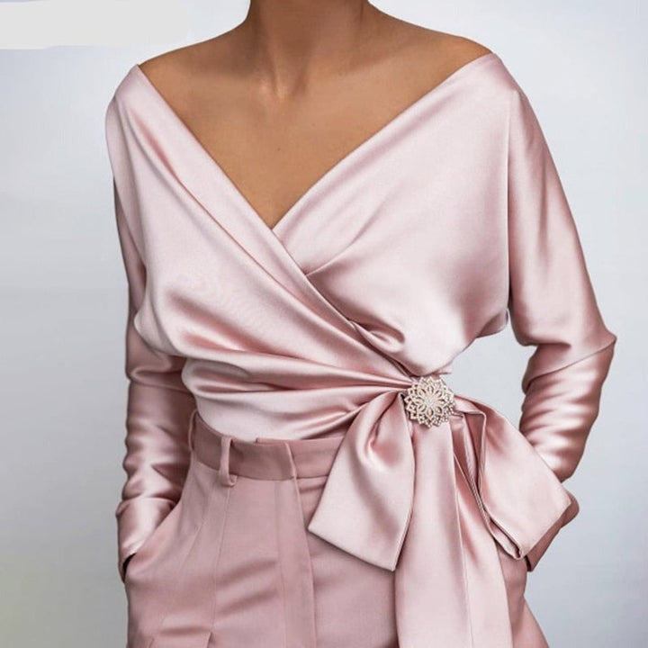 Chemisier femme Davina, col élégant et manches sophistiquées. Haut féminin chic et luxueux pour la mode.