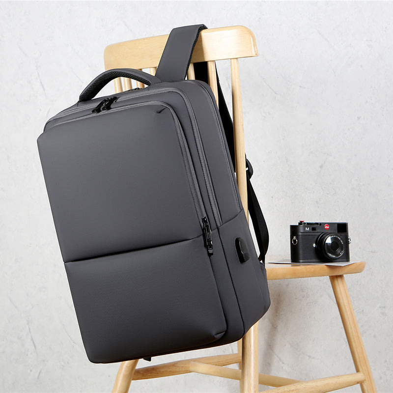 Sac à dos professionnel unisexe noir au design épuré, étanche et résistant pour affaires et déplacements.