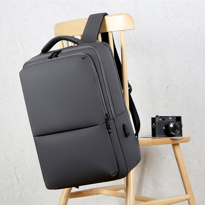 Sac à dos professionnel unisexe noir au design épuré, étanche et résistant pour affaires et déplacements.