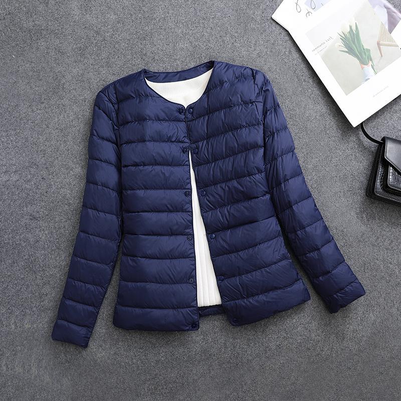 Veste femme isolante et douce, col rond. Chaleur légère et confort quotidien automne-hiver.