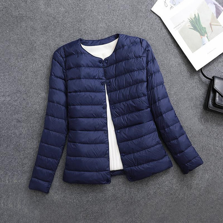 Veste femme isolante et douce, col rond. Chaleur légère et confort quotidien automne-hiver.