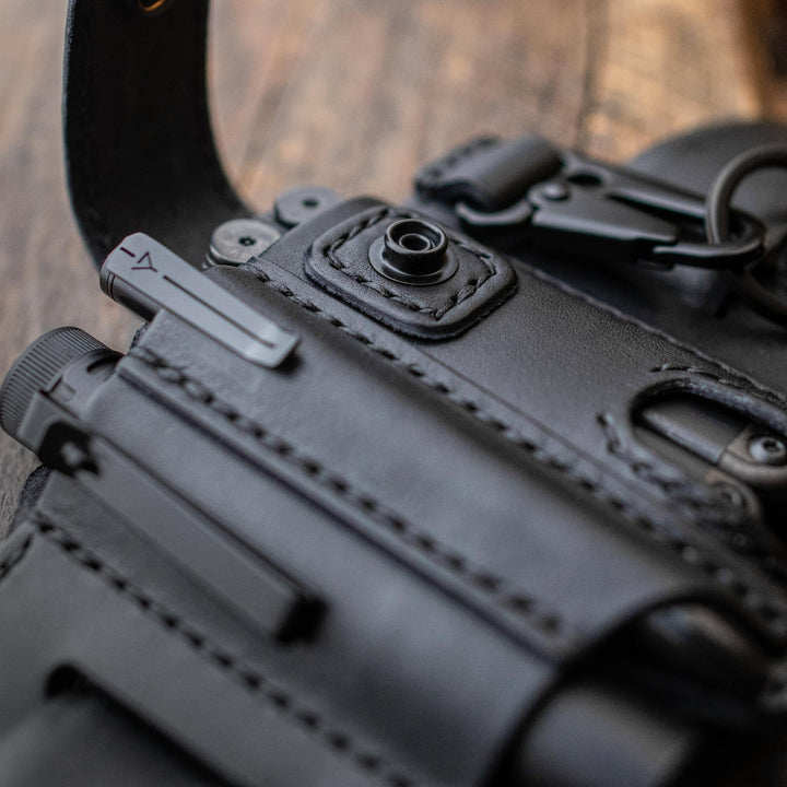 Rangement TactiSheath en cuir artisanal, solution élégante et durable pour vos outils multifonctions et lampe.