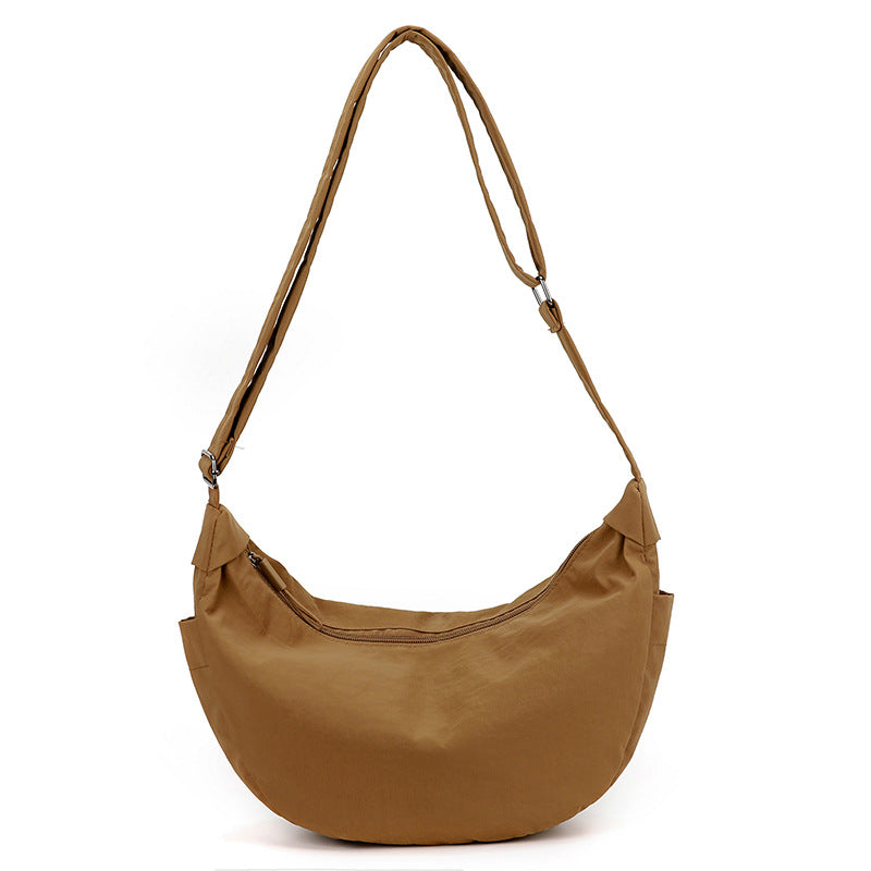 Sac femme demi-lune élégant, vue d'ensemble. Grand volume, bandoulière ajustable. Accessoire mode quotidien.