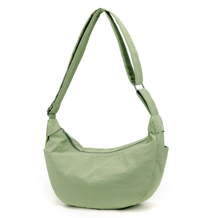 Accessoire mode femme : sac à bandoulière élégant demi-lune. Grande capacité, parfait pour un style chic au quotidien.