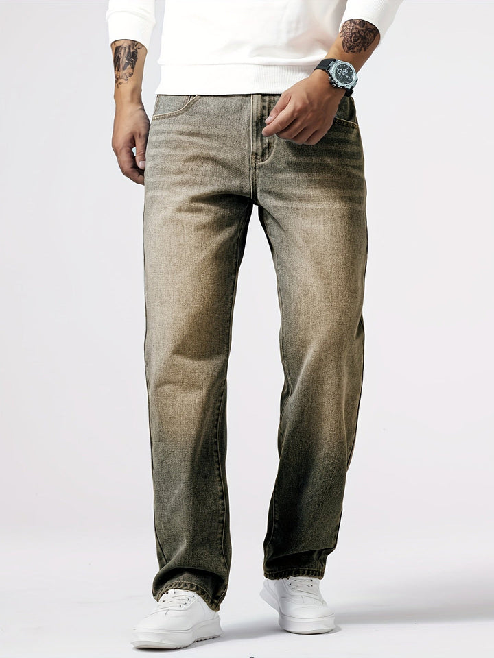 Gros plan sur le tissu usé du jeans homme, style urbain décontracté et robuste.