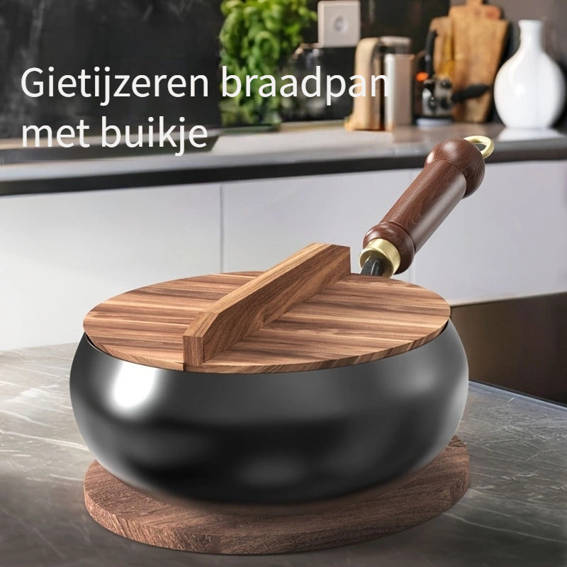 Manche ergonomique de la poêle en fonte ChefMaster, offrant une prise en main sûre pour tous vos besoins de cuisson.