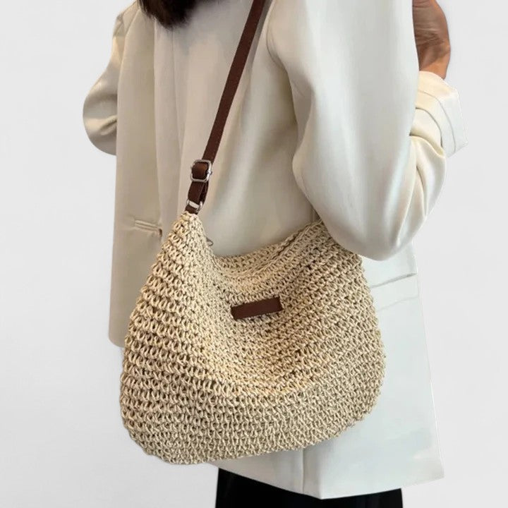 Sac femme élégant beige. Détail de la texture raffinée, finitions soignées pour un style chic.
