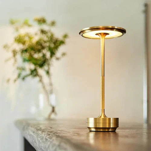 Lampe de table LED design sans fil, rechargeable USB, pour éclairage intérieur moderne et portable.