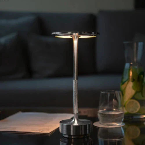 Lampe à poser LED en métal, design épuré, créant une ambiance chaleureuse pour votre intérieur.