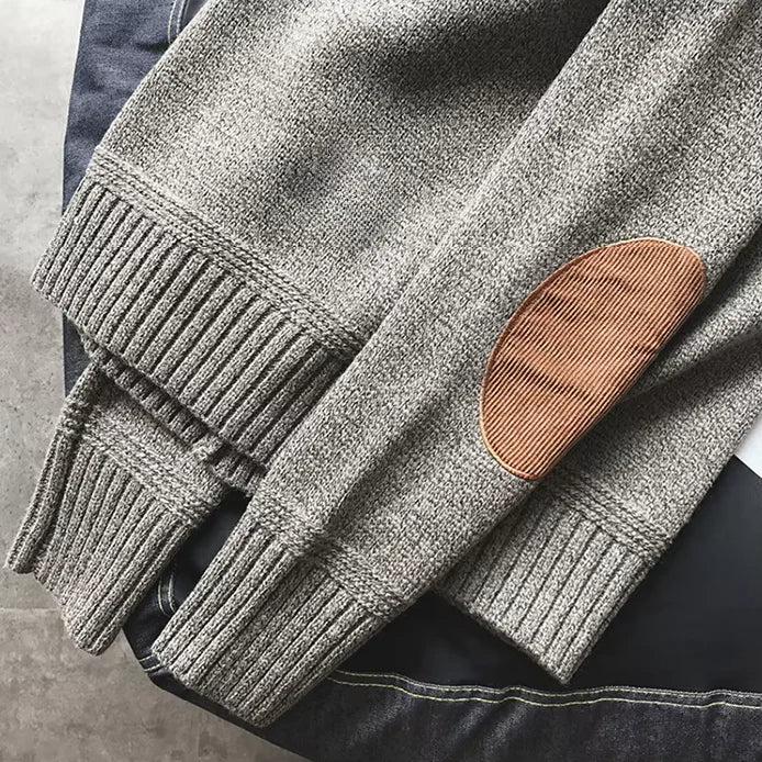Homme portant un pull classique chaud avec des patches aux coudes, alliant confort et style casual chic pour l'hiver.
