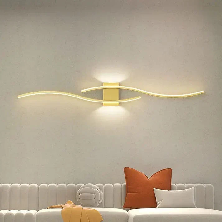 Éclairage mural LED Lumivora Wave noir, design vague moderne, apporte style et lumière chaleureuse.