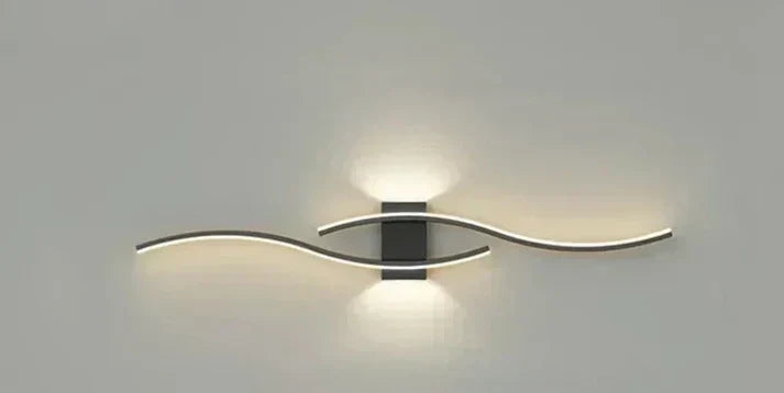Luminaire LED or Lumivora Wave, style vague moderne, idéal pour un éclairage de salon raffiné.