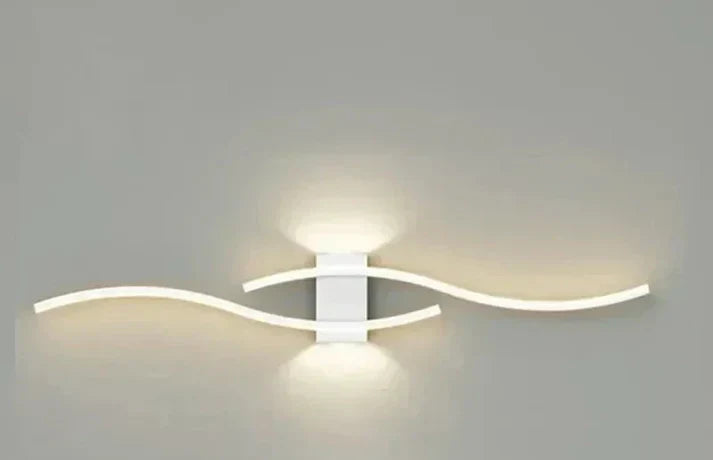 Luminaire LED blanc Lumivora Wave, vague décorative, parfait pour chambre ou couloir, lumière douce.