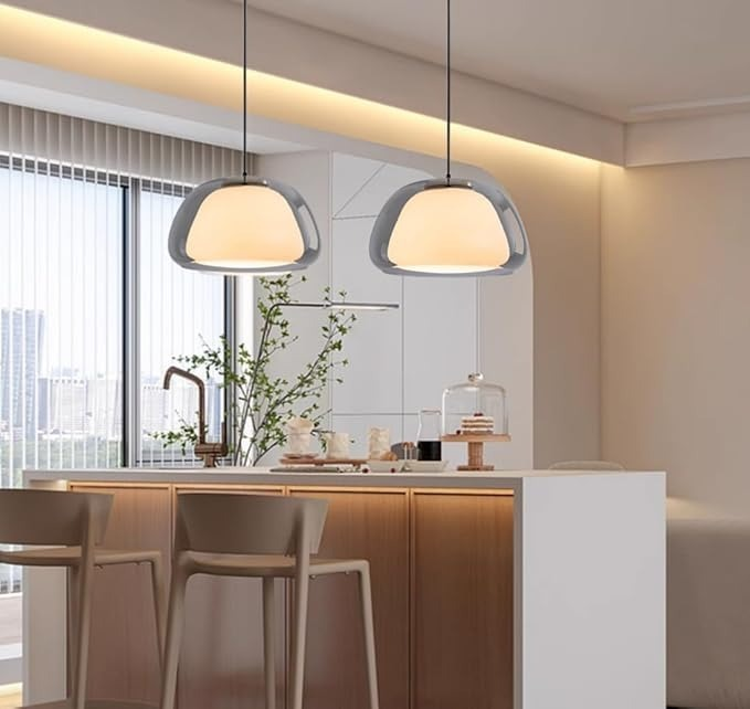 Lustre moderne en verre, touche élégante pour une cuisine stylée.
