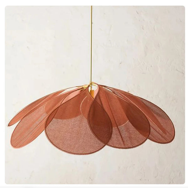 Élégante lampe suspendue Pétalume avec abat-jour en forme de fleur, parfaite pour la décoration intérieure et une lumière douce.