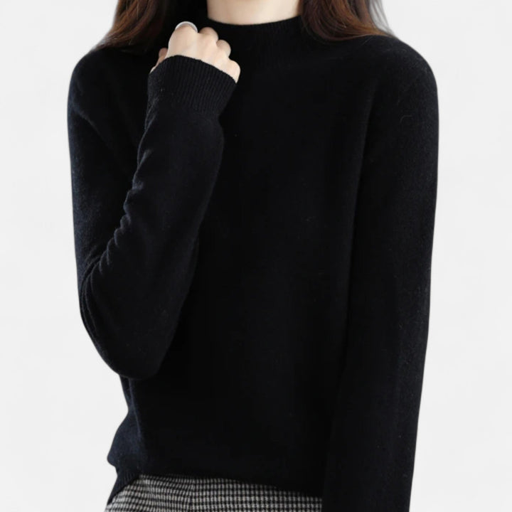 Image d'un pull femme col montant avec des bords côte, parfait pour un look hiver élégant.