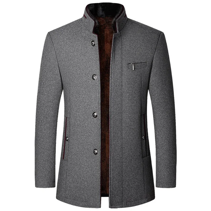 Élégant manteau homme boutonné, coupe ajustée, idéal pour hiver ou automne, look professionnel chic.
