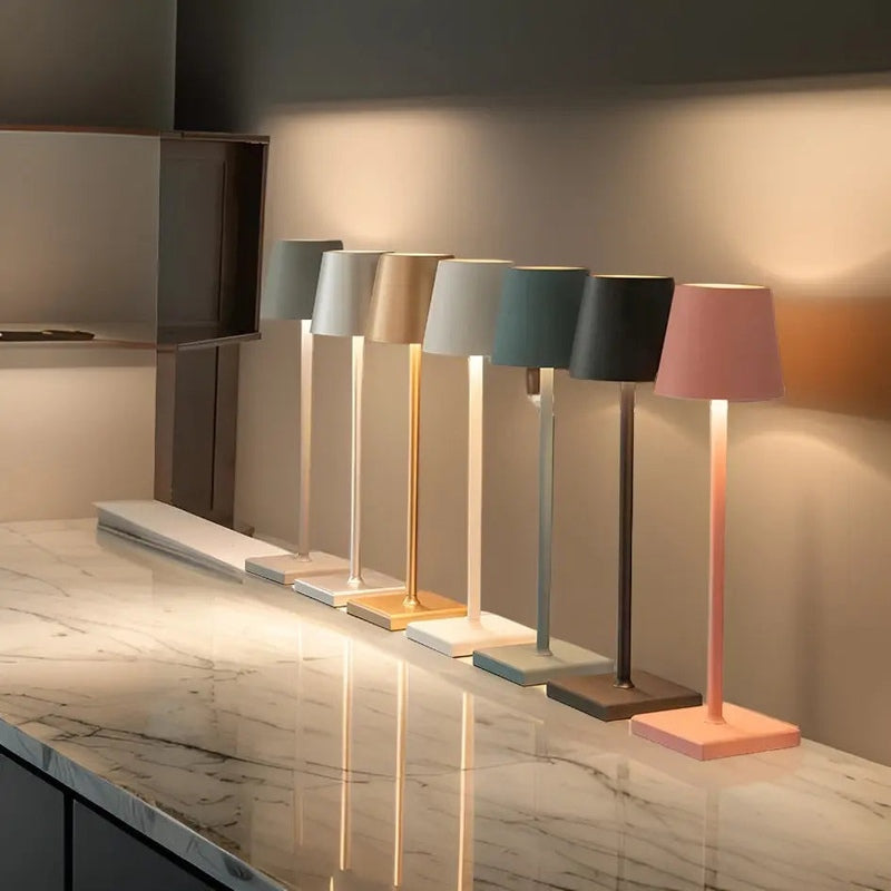 Lampe de table LED dimmable, sans fil, en aluminium, parfaite pour ambiance intérieur/extérieur.