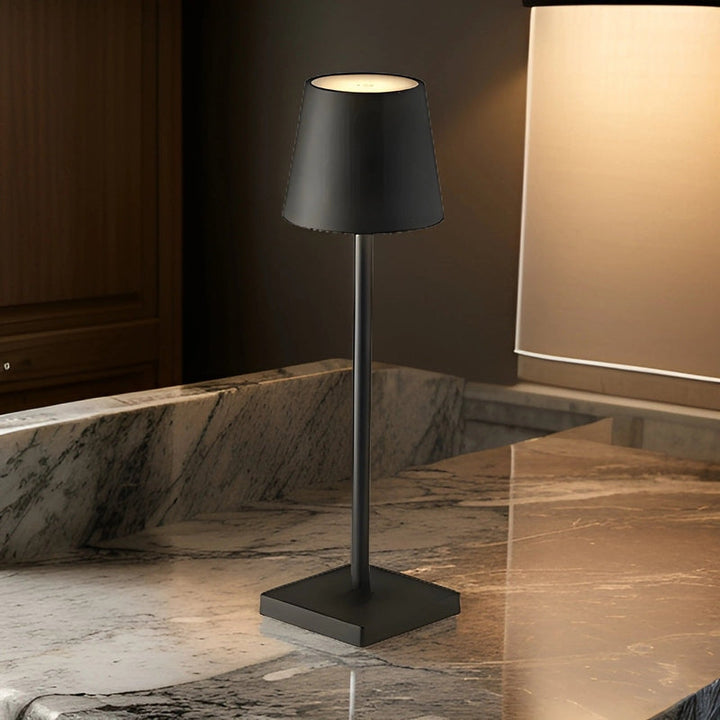 Lampe de table LED sans fil, rechargeable, pour un éclairage intérieur et extérieur moderne.