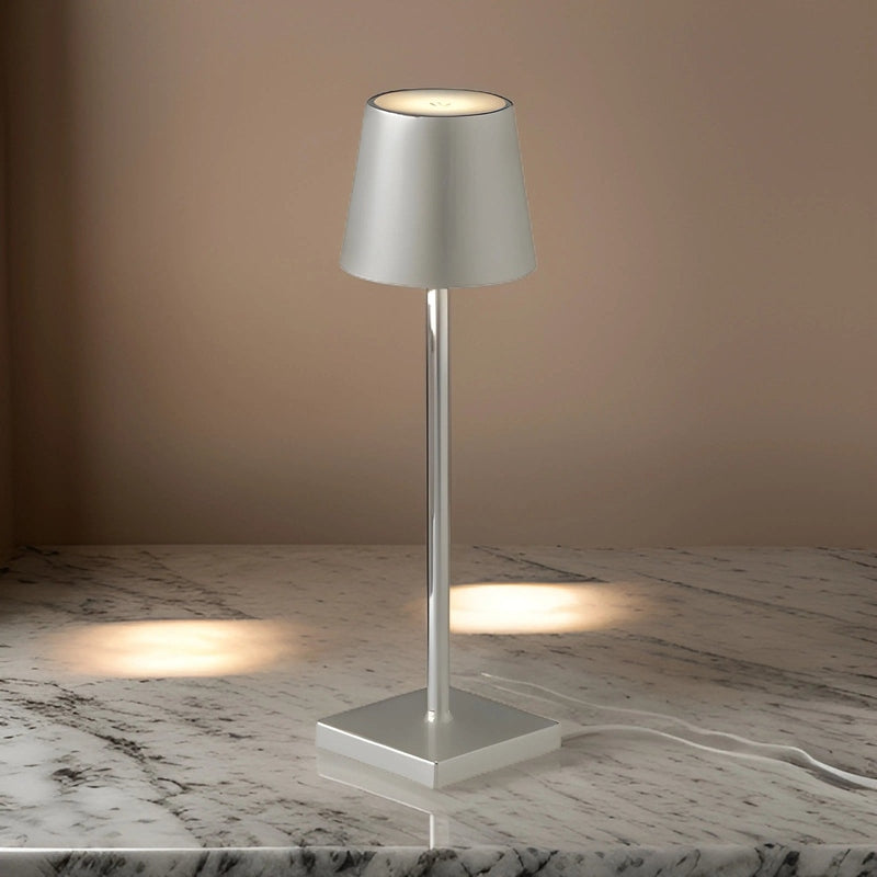 Lampe de table LED design moderne, sans fil, rechargeable, en aluminium élégant.