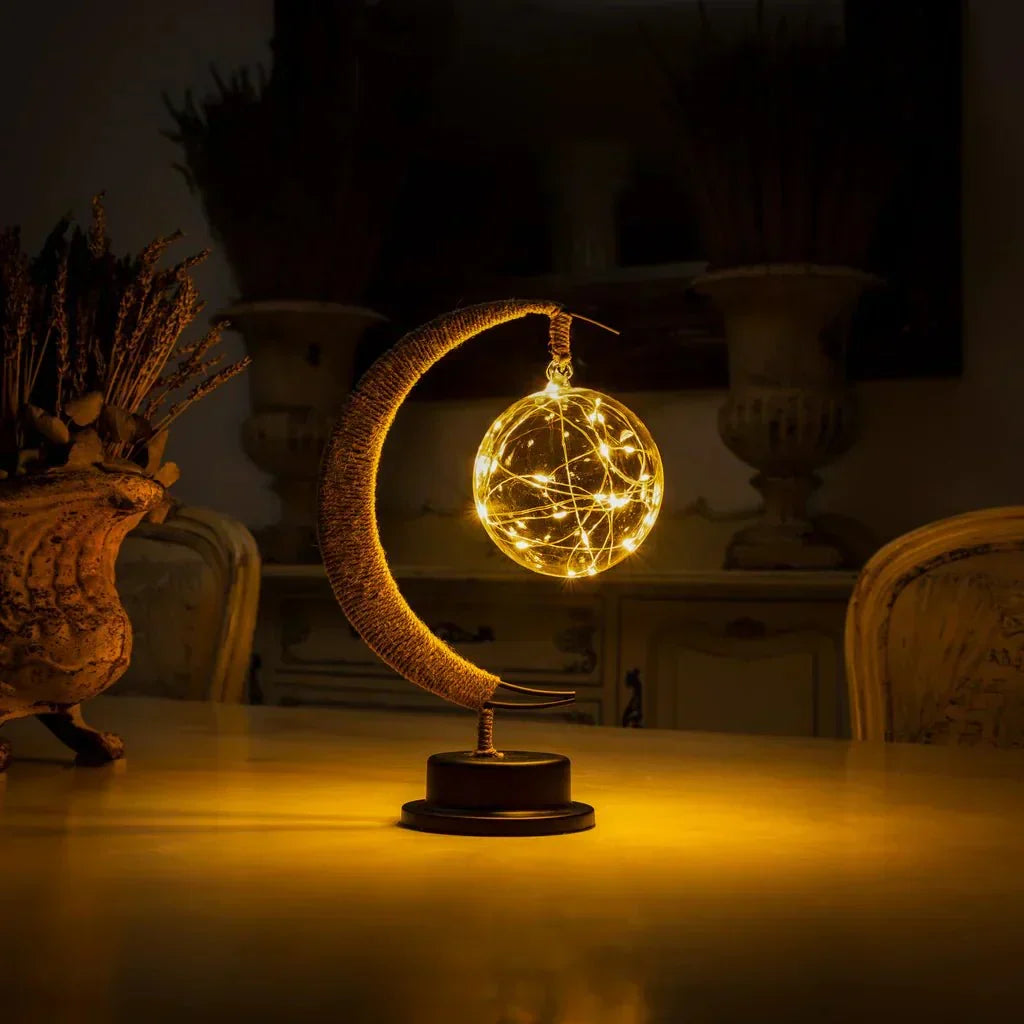 Décoration intérieure: lampe lune en verre borosilicaté pour une ambiance magique sur table.