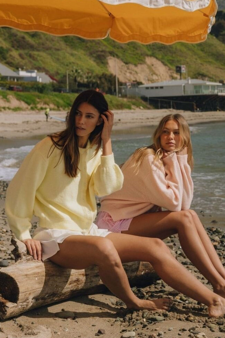 Vêtement féminin: cardigan en tricot doux, boutonné, manches longues, pour une tenue confortable et élégante.
