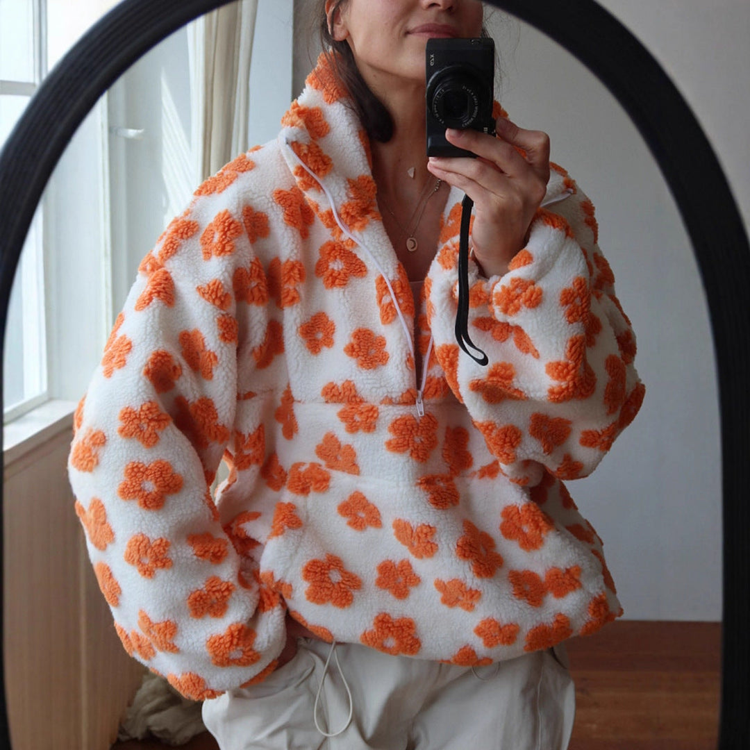Femme souriante portant un sweat zippé ample, tenue décontractée parfaite pour la vie quotidienne.