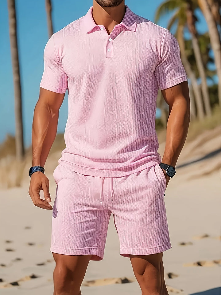 Ensemble homme uni, polo à manches courtes et short. Idéal pour un style estival polyvalent et décontracté.