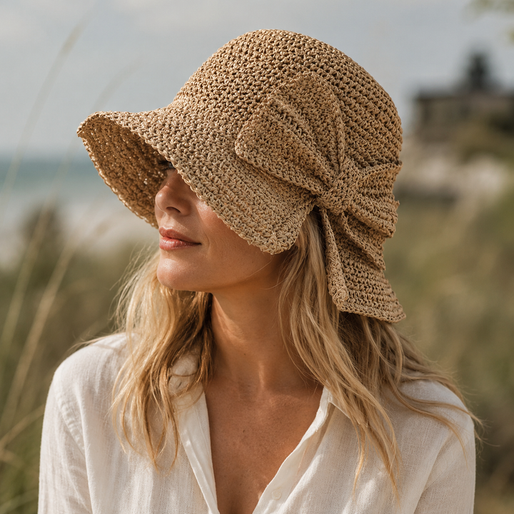 Chapeau de paille élégant femme à bord court, orné d'un nœud tressé. Idéal mode été chic et protection solaire.