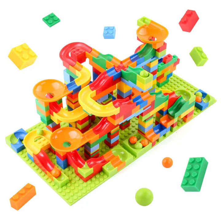 Vue du circuit à billes MarbleSprint, toutes les pièces colorées prêtes à l'assemblage. Jouet de construction éducatif.