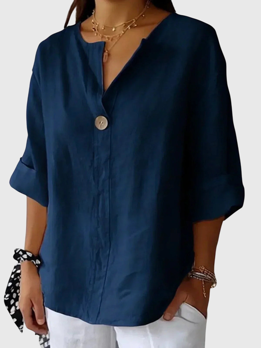 Blouse femme polyvalente, alliant confort et style chic. Idéale pour la mode féminine, du bureau au look décontracté d'été.