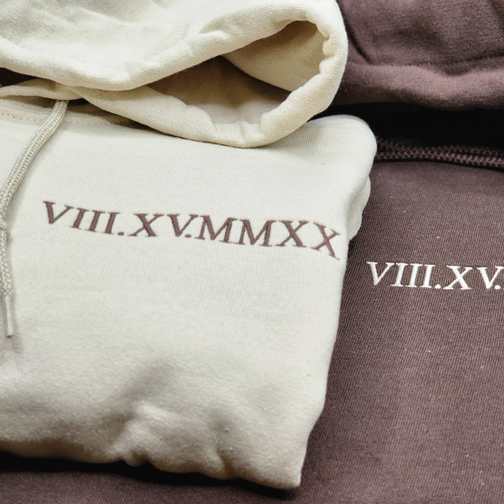 Hoodie décontracté pour couple, personnalisé avec date significative en broderie.