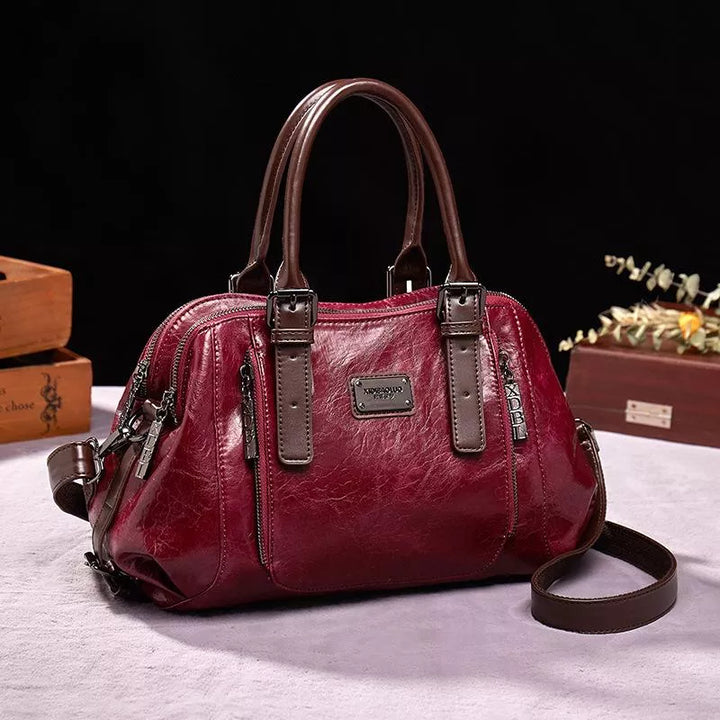 Sac à main noir vintage élégant pour femmes. Un accessoire de mode chic, pratique à l'épaule ou en bandoulière.