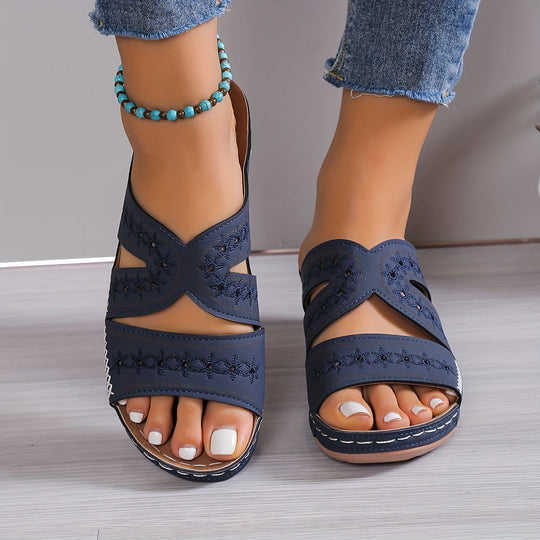Vue de dessus des sandales Liva pour femmes, soulignant le design élégant et le maintien sûr pour un confort optimal des pieds.