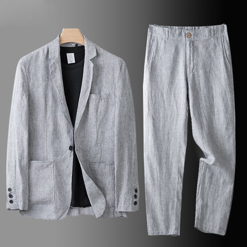 Costume homme chic et décontracté, polyvalent pour voyage. Tissu léger et élégant, parfait pour l'été et la cérémonie.