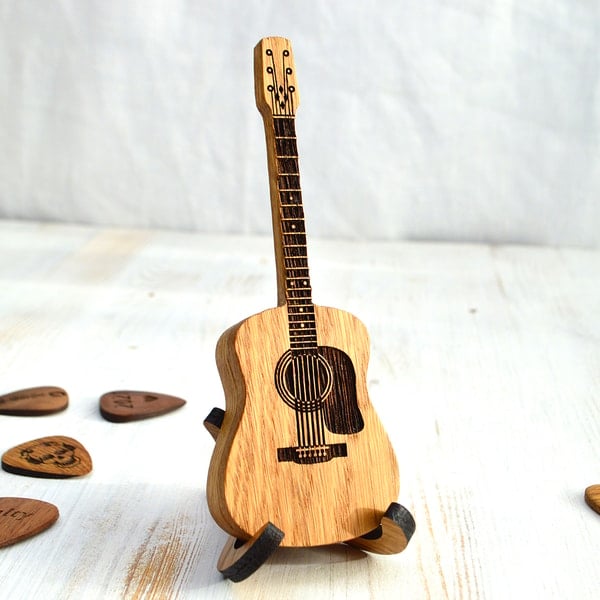 Accessoire guitare essentiel : support à médiators en chêne, alliant élégance et organisation.