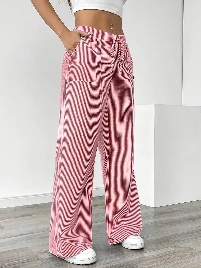 Pantalon taille haute rayé, look décontracté-chic et aérien.