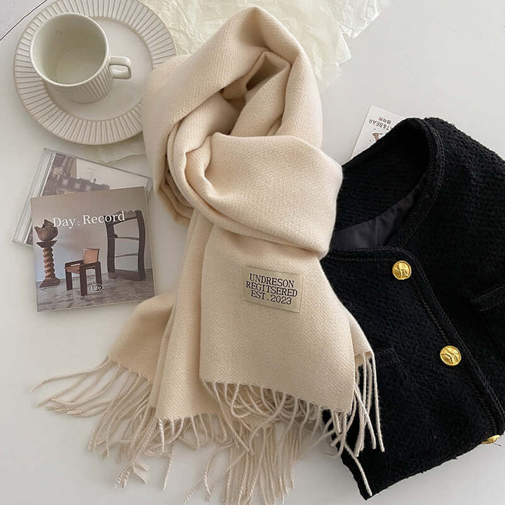 Écharpe réversible femme bicolore, idéale pour l'hiver. Douce et élégante, accessoire de mode polyvalent.