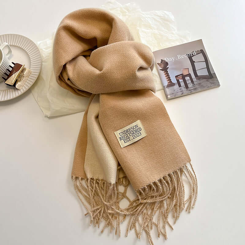 Style polyvalent avec cette écharpe femme réversible. Accessoire élégant offrant chaleur et douceur en hiver.